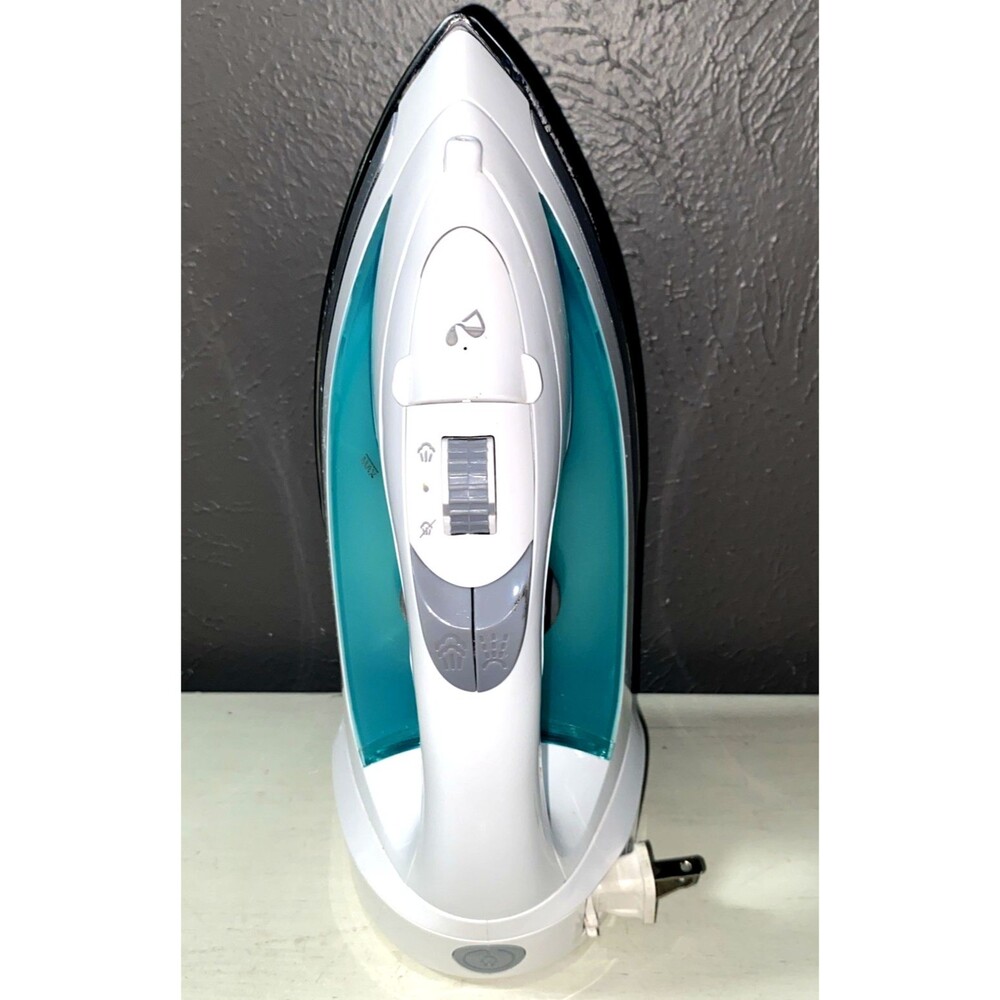Hamilton Beach Retractable Cord Steam Iron, Stainless Steel Soleplate, 1200W - Picture 2 of 7